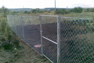 Забор из сетки рабицы в натяг с протяжкой арматуры 12 соток