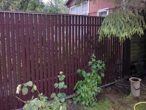 Забор из евроштакетника с бетонированием столбов 28 метров фото в Малаховке