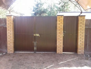 профнастил с распашными воротами - пример 11 фото в Малаховке