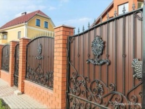 Кирпичный забор с ковкой  150 метров фото в Малаховке