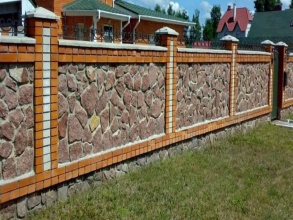 Кирпичный забор с камнем 12 метров фото в Малаховке