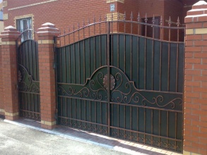 Ворота распашные кованые - пример 7 фото под ключ с установкой