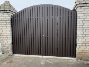 Ворота распашные из евроштакетника - пример 2 фото в Малаховке