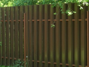 Забор из евроштакетника с бетонированием столбов 12 метров фото в Малаховке