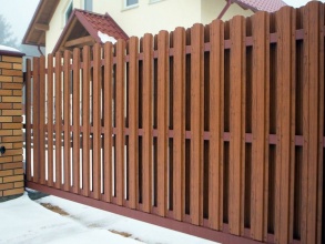 Забор из евроштакетника с кирпичными столбами 200 метров фото в Малаховке