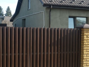 Забор из евроштакетника с кирпичными столбами 100 метров фото цена за метр под ключ