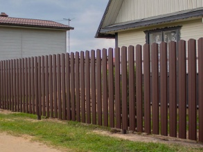 Забор из евроштакетника с забивными столбами 200 метров фото в Малаховке