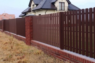 Забор из евроштакетника с кирпичными столбами 8 соток фото в Малаховке