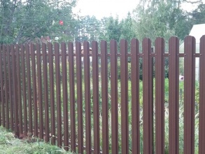 Забор из евроштакетника с утрамбовкой щебнем 12 соток фото недорого под ключ